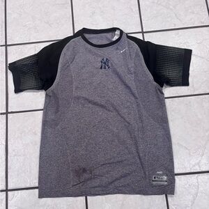 Nike grey and black New York Yankees shirt xl